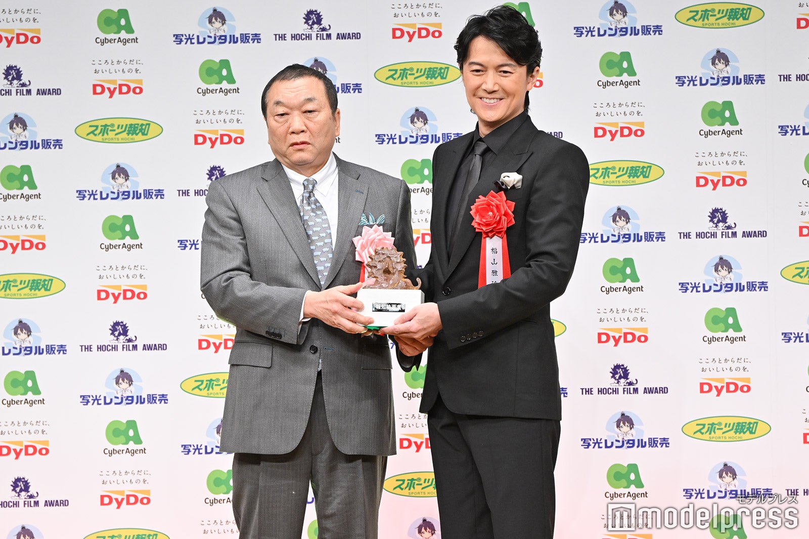 福山雅治（右）（C）モデルプレス