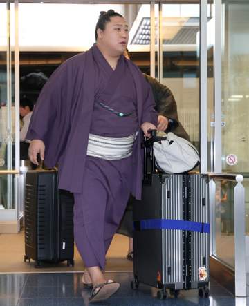 夏場所優勝の若隆景が大相撲パリ公演に出発「いい相撲を見せられたら」羽田空港に力士集団