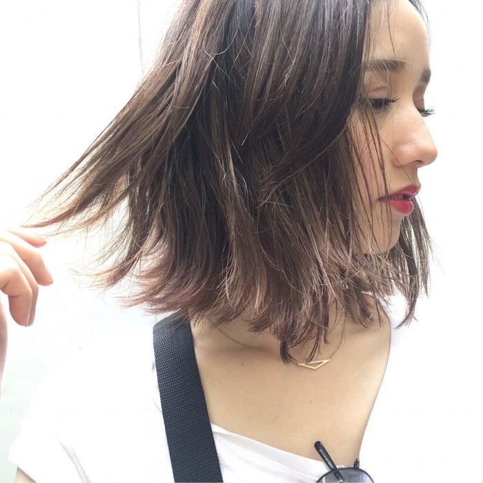 透明感が魅力のヘアカラー アッシュブラウンで抜け感あるスタイルに 透明感が魅力のヘアカラー アッシュブラウンで抜け感あるスタイルに