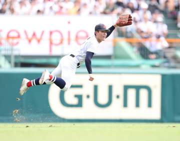 横浜 左翼の江坂が驚異のレーザービーム！寸分の狂いなくタッチアウトに織田も目を見開く 甲子園もネットも騒然「えげつない返球」「やっべえええええ」