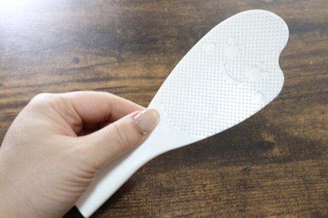 ダイソーのくっつきにくい立つしゃもじ（大）のビジュアル