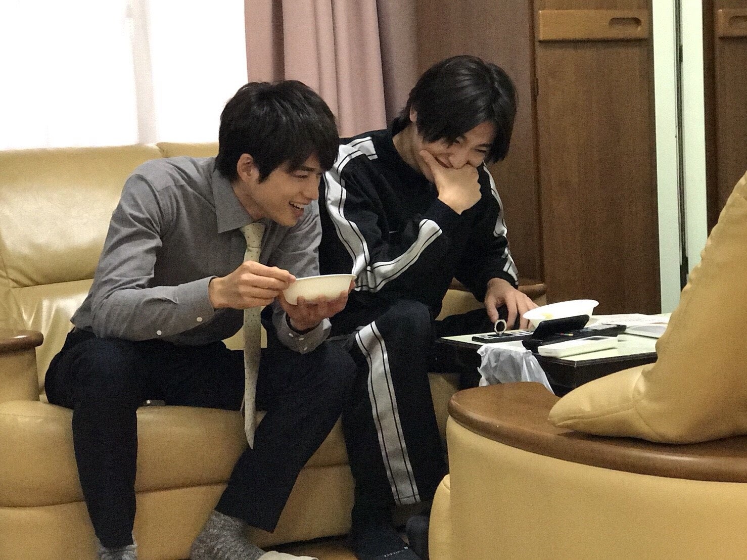 お笑いの動画を仲良くチェックする白洲迅、金子大地（提供写真）