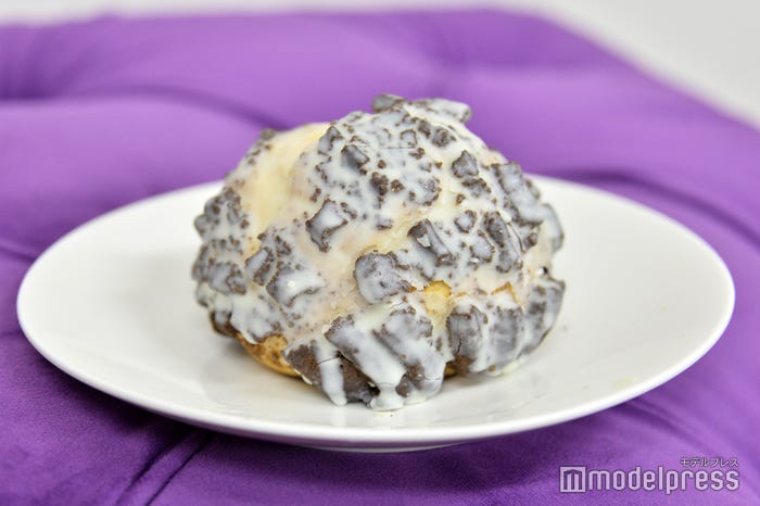 白いブラックサンダー クッキー&クリームシュー(C)モデルプレス