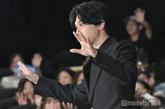 歓声を浴びる吉沢亮 その2(C)モデルプレス