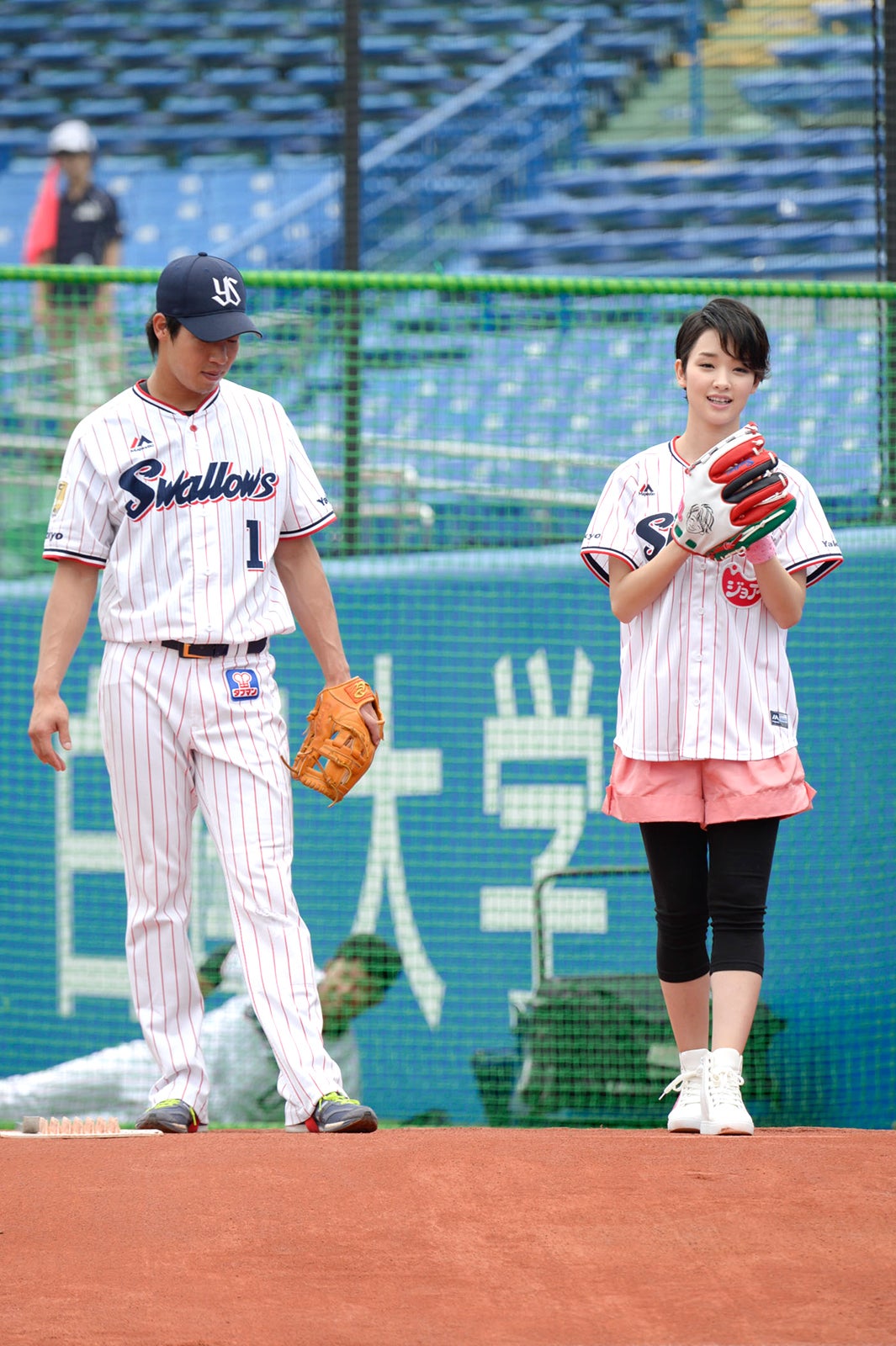 山田哲人選手、剛力彩芽