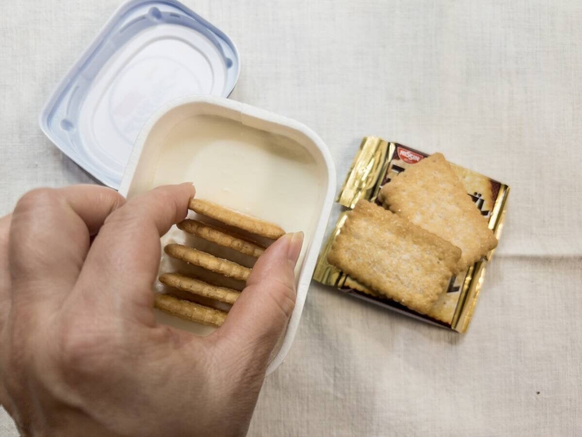 ヨーグルト×ココナッツサブレでレアチーズケーキに！？SNSでバズり中のスイーツ作ってみた！