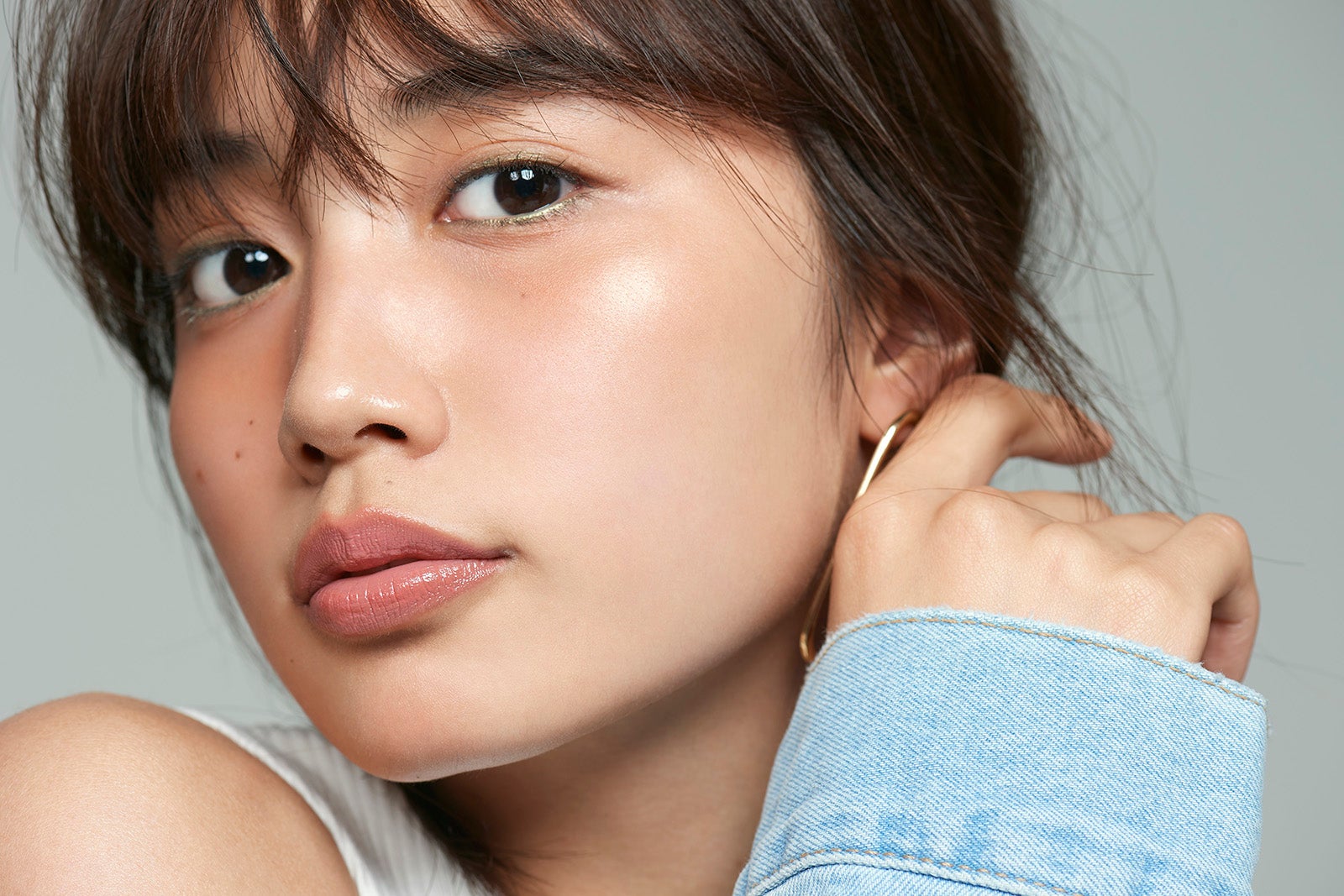 黒木ひかり、クールな表情で新たな魅力