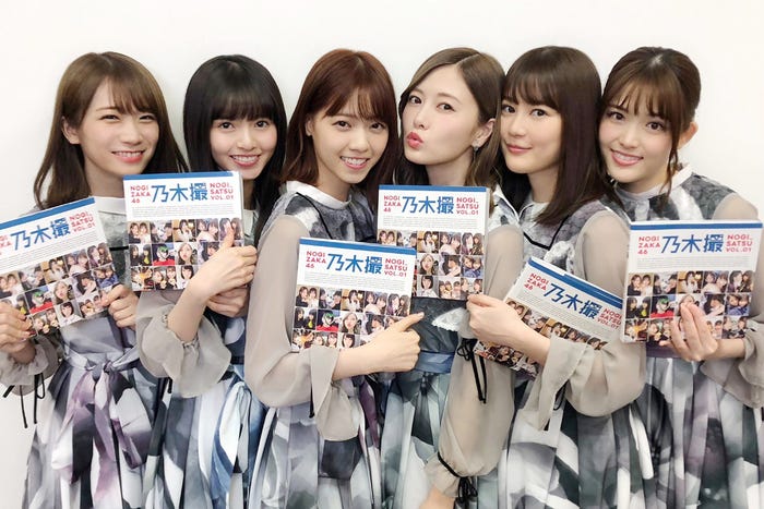 白石麻衣は昨年のソロでの写真集年間1位に続いて、グループでもNo.1に輝き2冠達成!(提供写真)