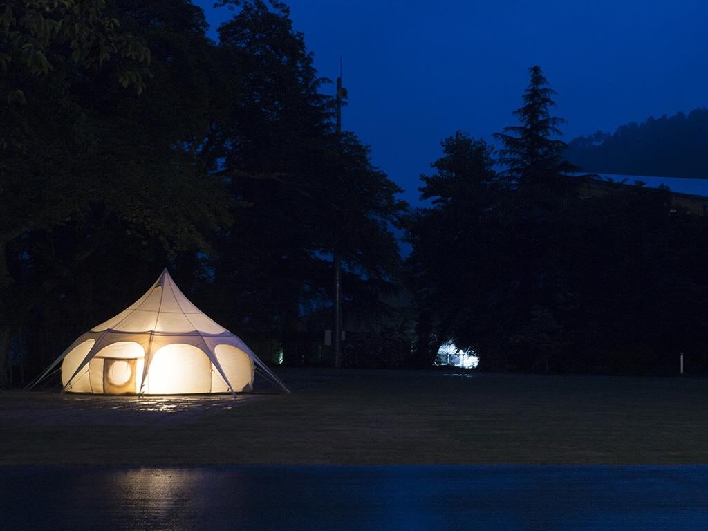 幻想的な雰囲気のグランピングテント （提供写真）
