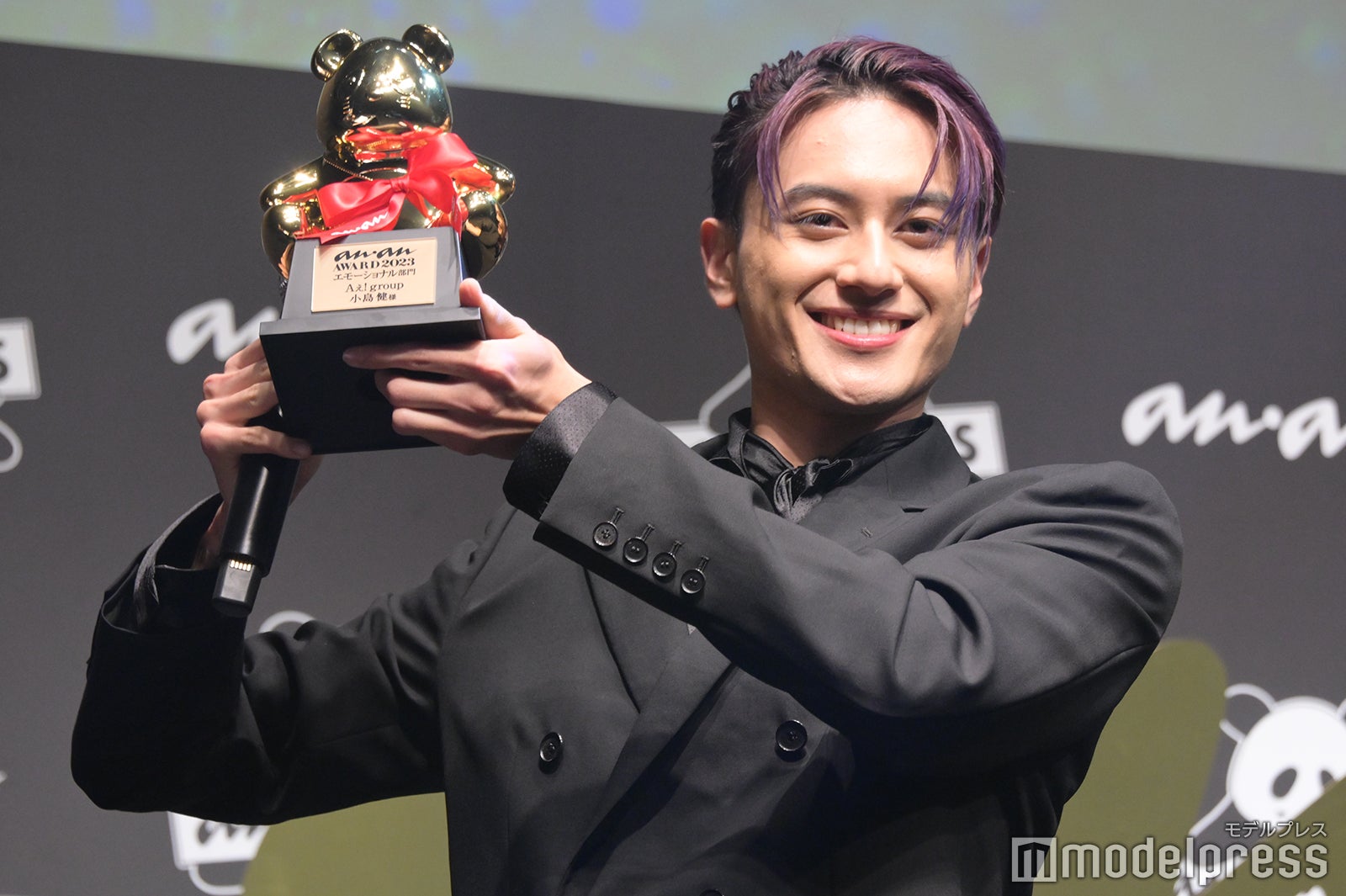 退場ギリギリまで記者陣にパンダトロフィーをアピールする小島健（C）モデルプレス