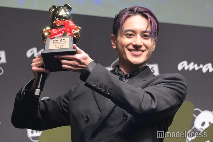 退場ギリギリまで記者陣にパンダトロフィーをアピールする小島健(C)モデルプレス