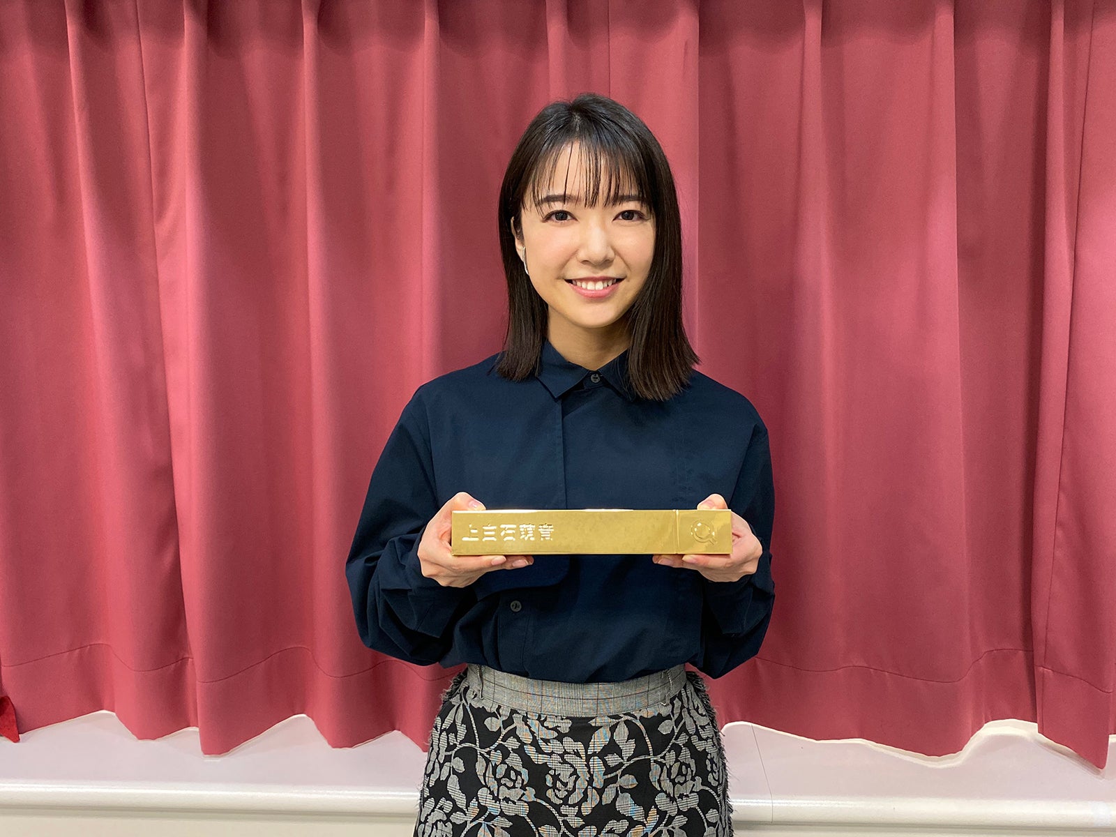 受賞トロフィーを受け取った上白石萌音 （提供写真）