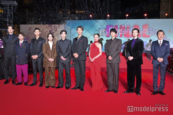 (左から)菅原伸太郎監督、須賀健太、橘優輝、板垣李光人、高橋文哉、竹内涼真、堀田真由、黒羽麻璃央、窪塚愛流、吉田鋼太郎(C)モデルプレス