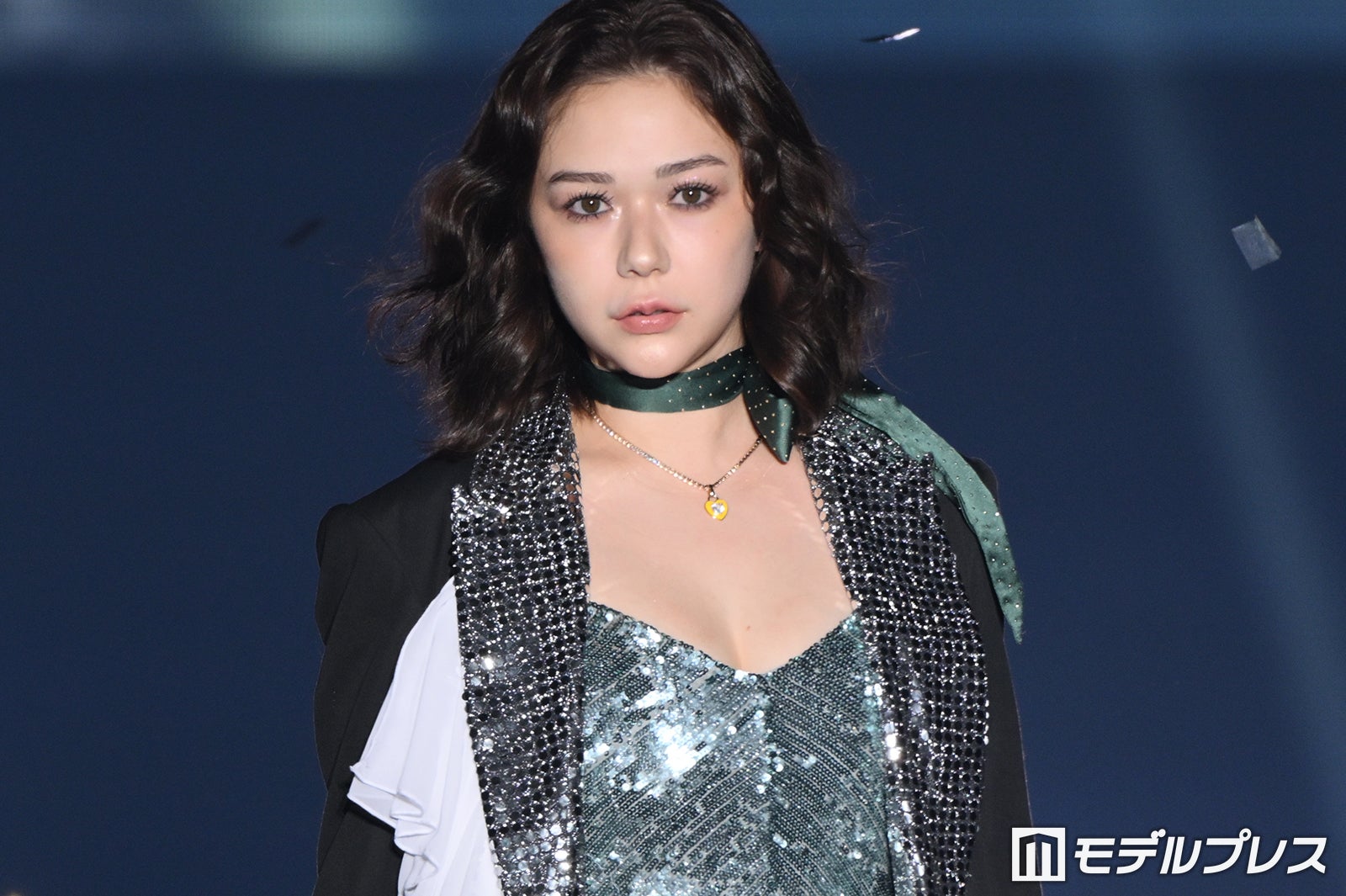 村重杏奈、胸元ざっくりドレス姿でクールな表情「大人の色気」「雰囲気違う」の声【TGC北九州2026】