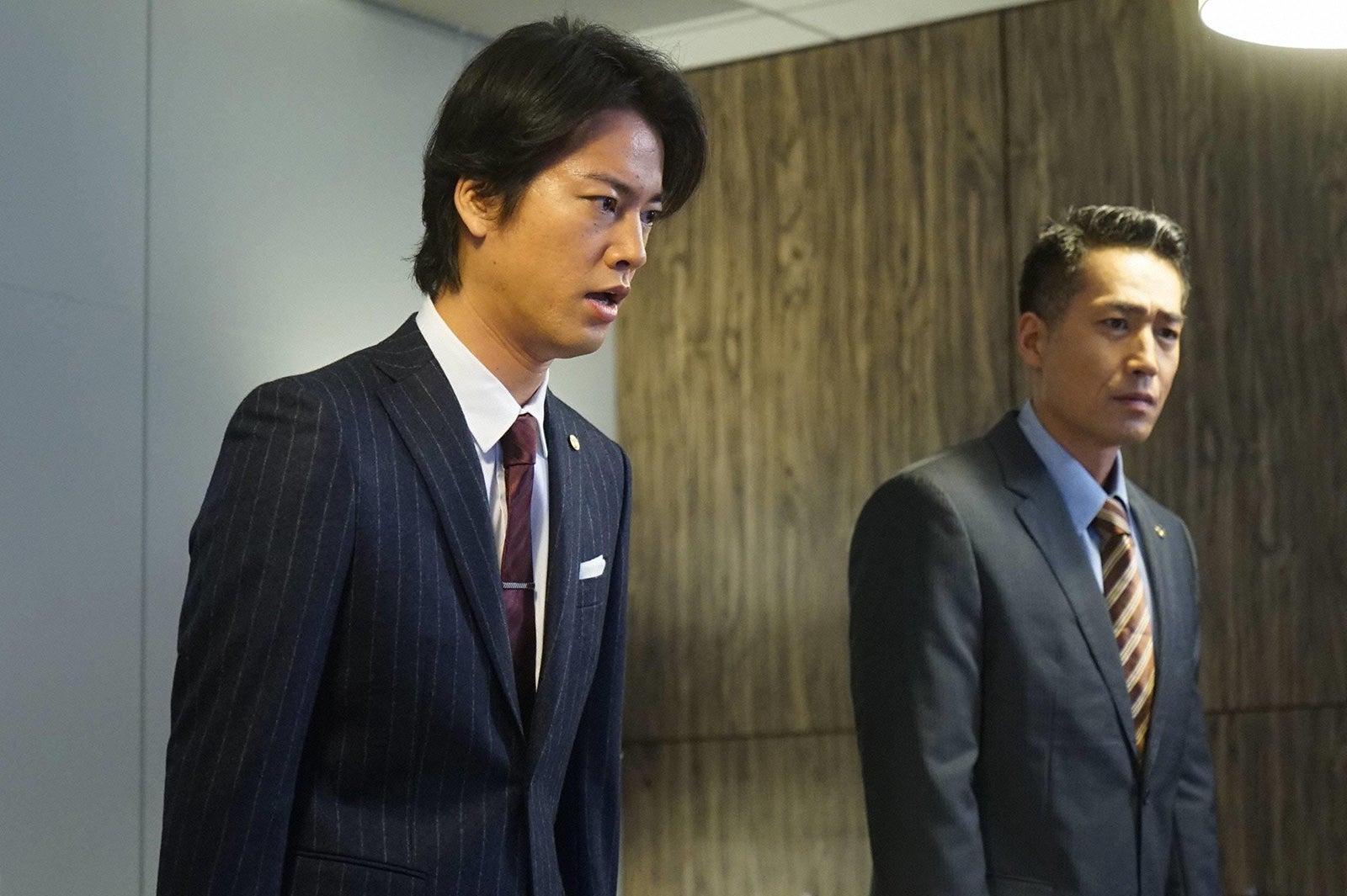 桐谷健太（手前）／「カインとアベル」第2話より／画像提供：フジテレビ