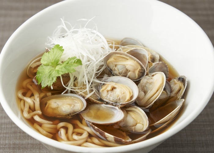 くそオヤジ最後のひとふり 「あさりをふんだんに使った くそオヤジ〆の一杯」（￥850）／画像提供：「まんパク in 万博2018」実行委員会