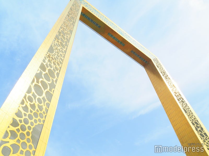 黄金に輝くドバイフレームは圧巻（C）モデルプレス