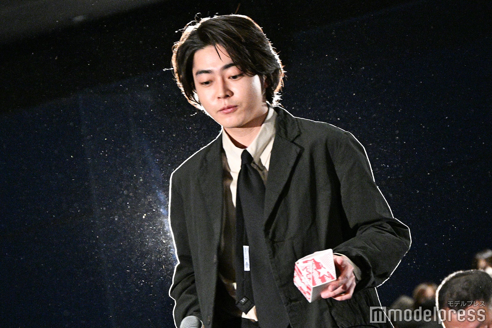 ファンのゴミを預かる倉悠貴（C）モデルプレス