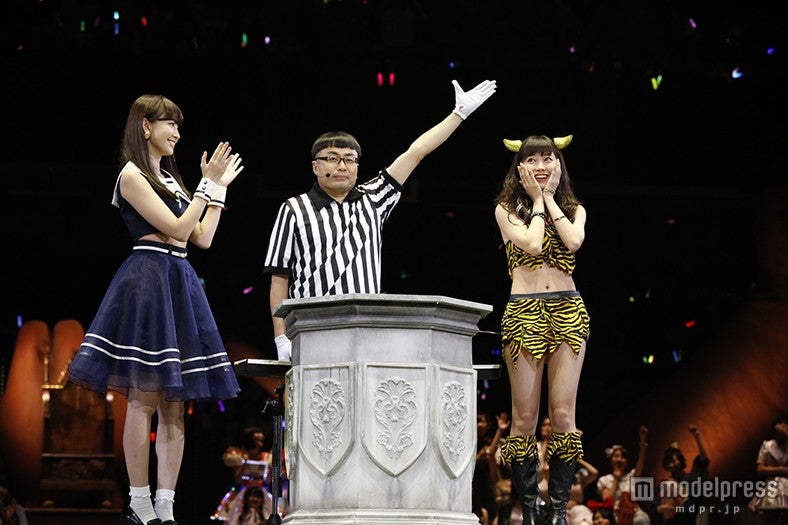 小嶋陽菜、渡辺美優紀／『AKB48グループ じゃんけん大会～拳で勝ち取れ！1／300ソロデビュー争奪戦～』（C）AKS