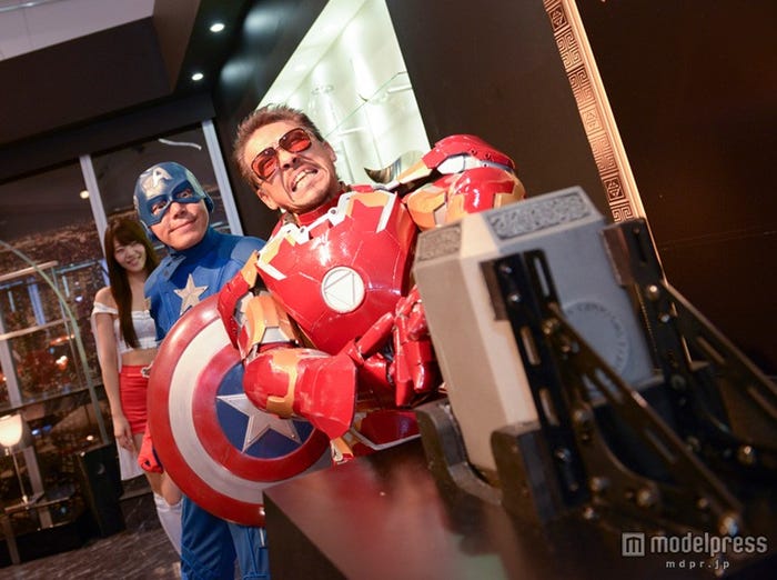 持ち上げ体験の様子(C)MARVEL