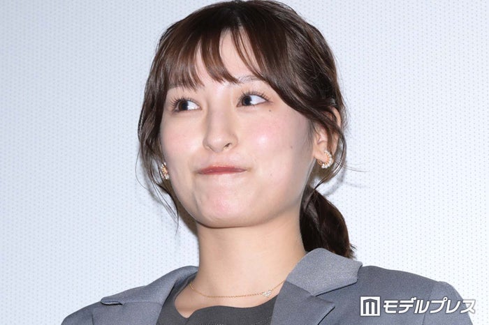 森高愛、ミニスカ着こなす街角ショットで美脚スラリ「スタイル異次元」「理想的」と反響