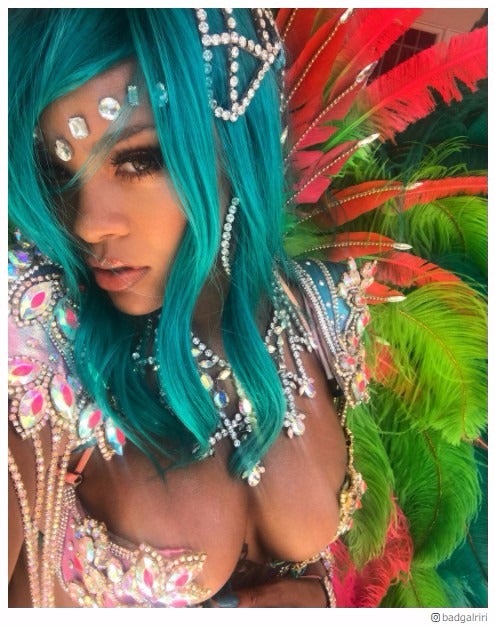 リアーナのド派手SEXY衣装が話題