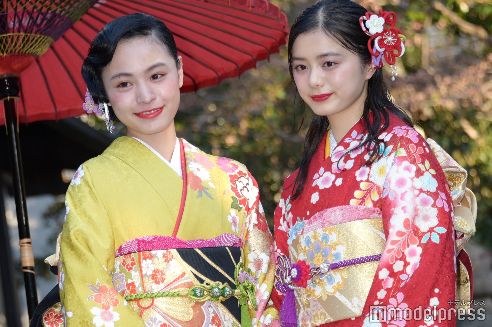 （左から）大谷凜香、紺野彩夏（C）モデルプレス