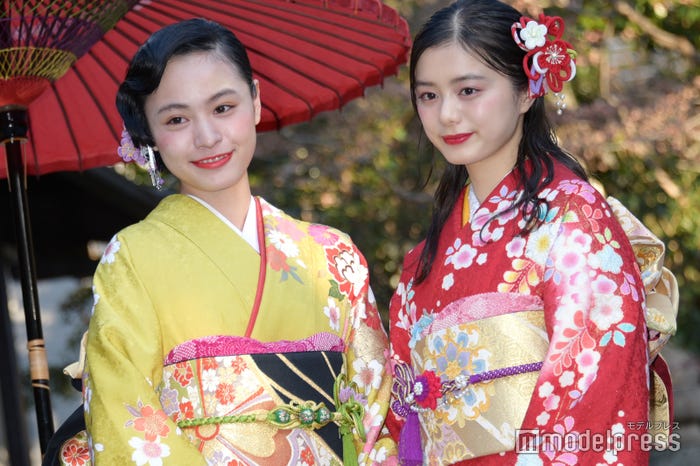 (左から)大谷凜香、紺野彩夏(C)モデルプレス