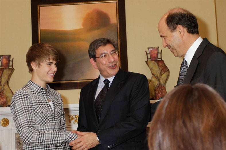 ジャスティン・ビーバー、「僕の祈りを届けたい」　被災地の学生と交流