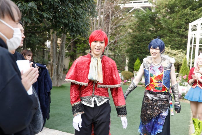 舞台『おそ松さんon STAGE~SIX MEN’S SHOW TIME~』F6の『Fo6ow Your Dreams!!!!!!』MV撮影より(C)赤塚不二夫/「おそ松さん」on STAGE製作委員会2020