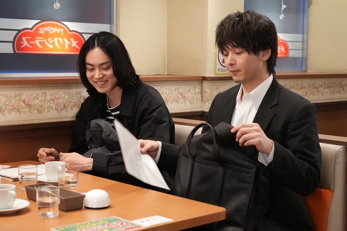 菅田将暉、中村倫也 「コントが始まる」第8話より(C)日本テレビ