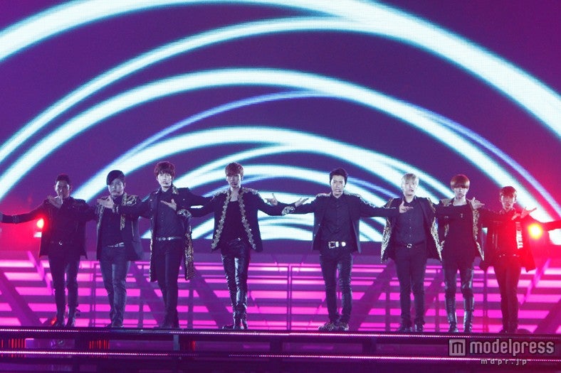 SUPER JUNIOR（カンイン、シンドン、キュヒョン、ウニョク、ドンヘ、ソンミン、ヒチョル、リョウク）
