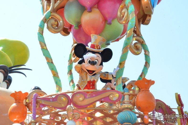 30周年のコスチュームで登場したミッキー