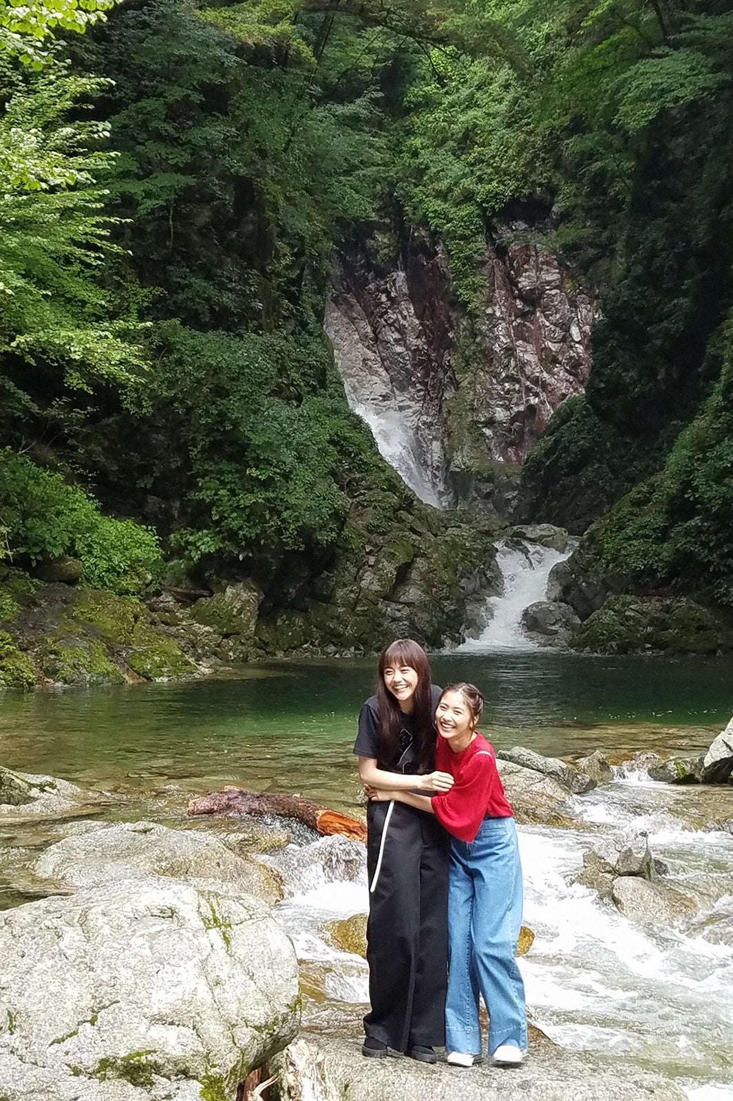（右から）佐野ひなこ、松井愛莉（C）TBS