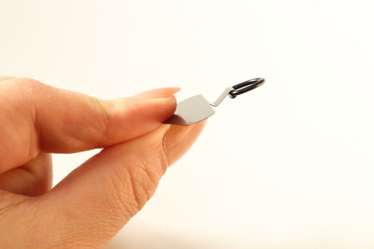 セリアの薄いスマートフォンストラップホルダー