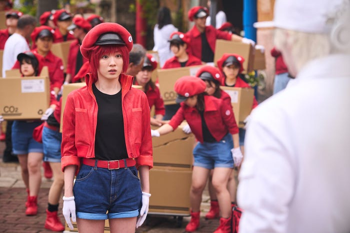 永野芽郁、佐藤健(C)清水茜/講談社(C)原田重光・初嘉屋一生・清水茜/講談社(C)2024 映画「はたらく細胞」製作委員会