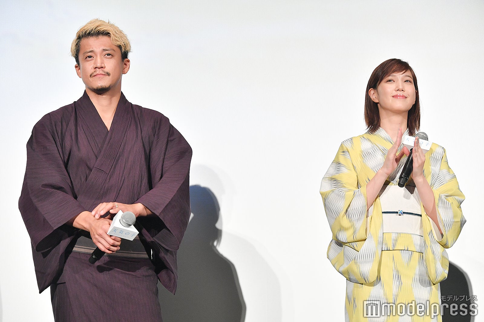 小栗旬、本田翼（C）モデルプレス