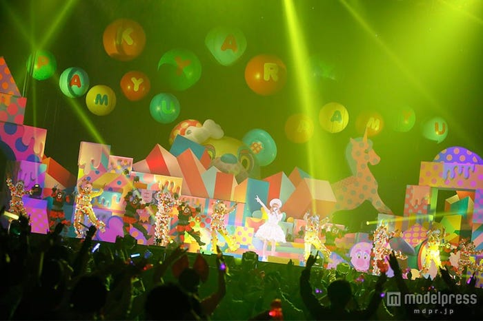 「きゃりーぱみゅぱみゅのからふるぱにっくTOY BOX」の最終公演の模様