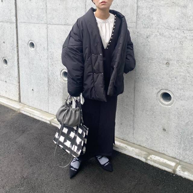 黒ダウンコーデ 大人におすすめ黒ジャンスカコーデ