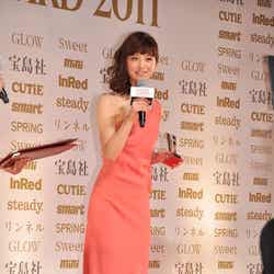 体のラインがあらわなセクシードレスで登場した佐々木希