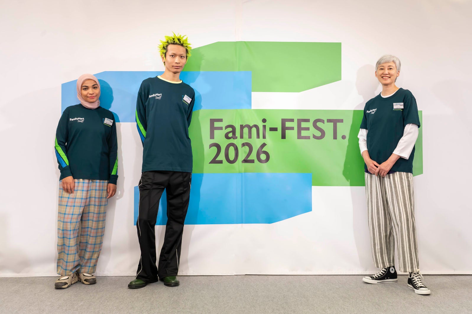 ファミマが10年ぶりユニフォーム刷新 業界初Tシャツ＆スタッフ限定ラインソックス、個性を尊重する新基準で「いちばん働きたい」コンビニへ