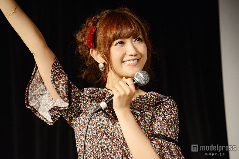 笑顔でトークを行う菅野結以