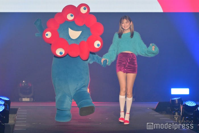 ミャクミャク、ゆうちゃみ(C)モデルプレス