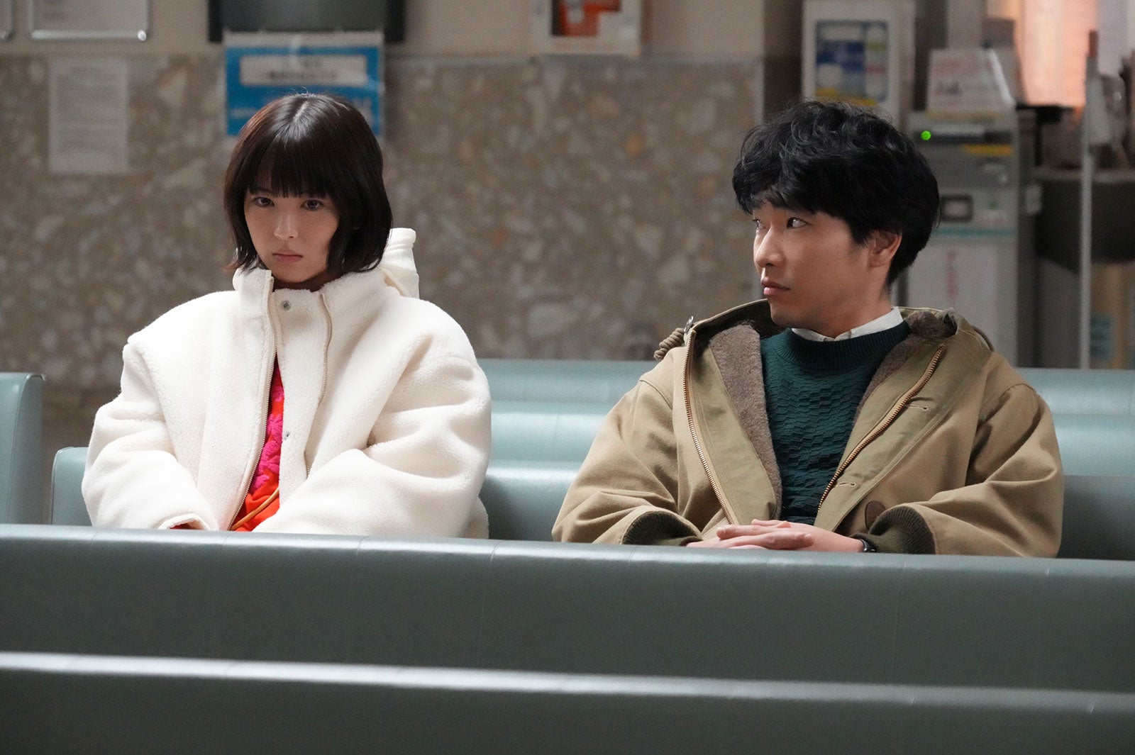 柄本佑、浜辺美波／「ドクターホワイト」第2話より（C）カンテレ