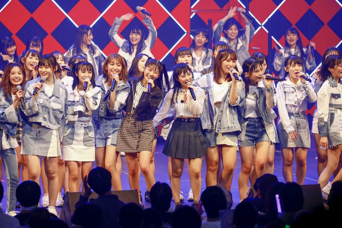 「HKT48九州7県ツアー ~あの支配人からの、卒業。~」夜公演の様子(C)AKS