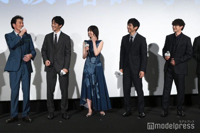 遠藤憲一に総ツッコミの(左から)松坂桃李、長澤まさみ、西島秀俊、瀬戸康史(C)モデルプレス