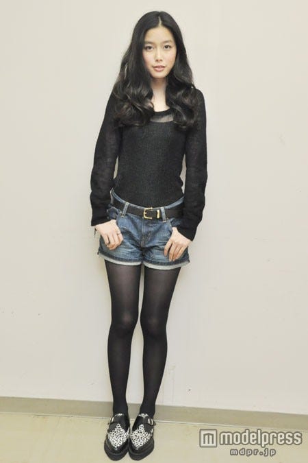 デニムショーパンでスラリ美脚を披露する吉倉あおい