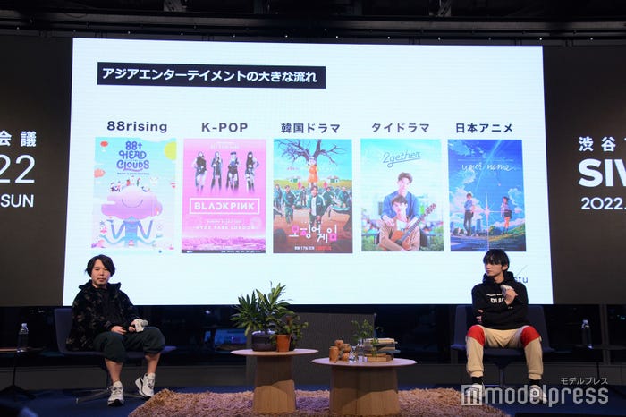 (右)SKY-HI (C)モデルプレス