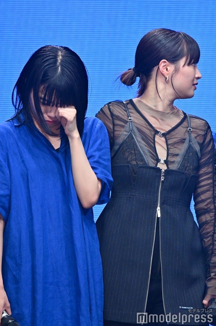 涙ぐむアイナ・ジ・エンドと慰める広瀬すず(C)モデルプレス