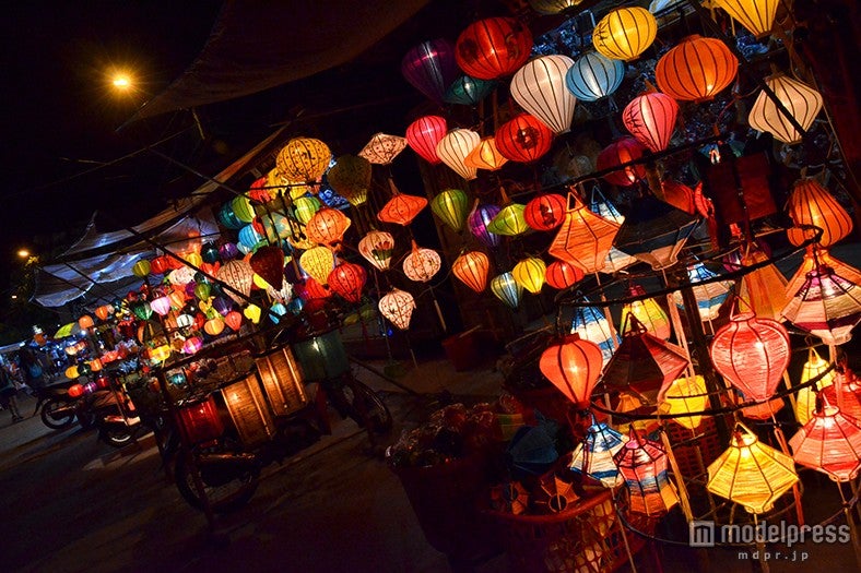 ランタンが幻想的な雰囲気を作り出す